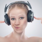 Frau hört Musik mit kabellosem Headset