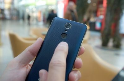 Notruftaste auf der Rückseite des Emporia Smart2