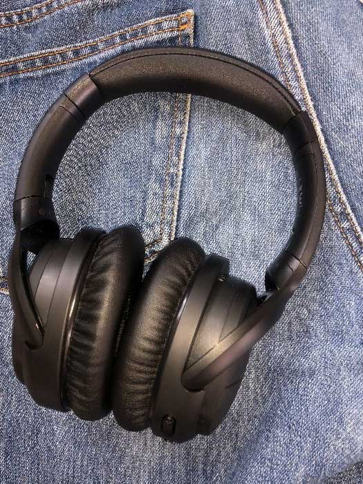 Altec Lansing Kopfhörer auf Jeansstoff liegend