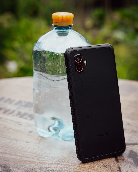 Galaxy Xcover 6 Pro mit Wasserflasche
