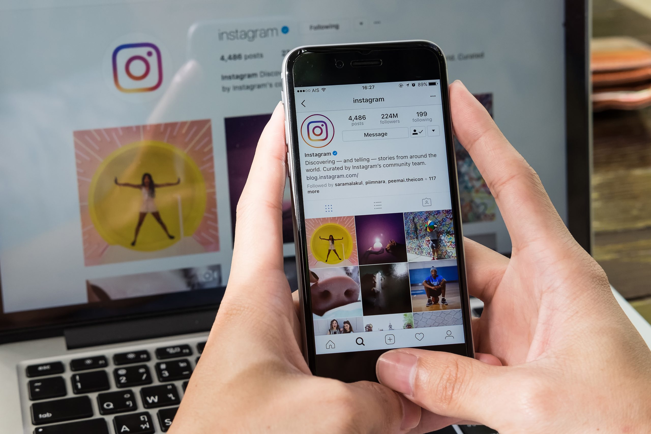 Instagram auf Smartphone und Laptop