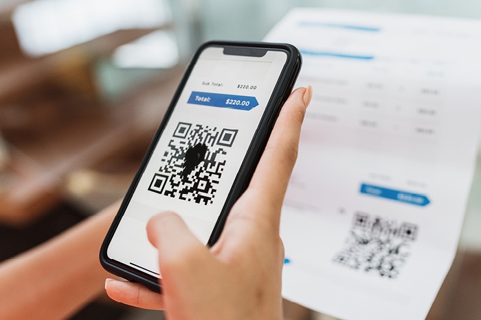 Scannen von QR-Code mit dem Handy zum Bezahlen - Quishing